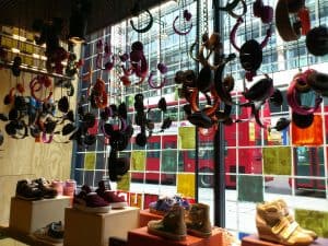 vitrine intérieur casque et chaussures