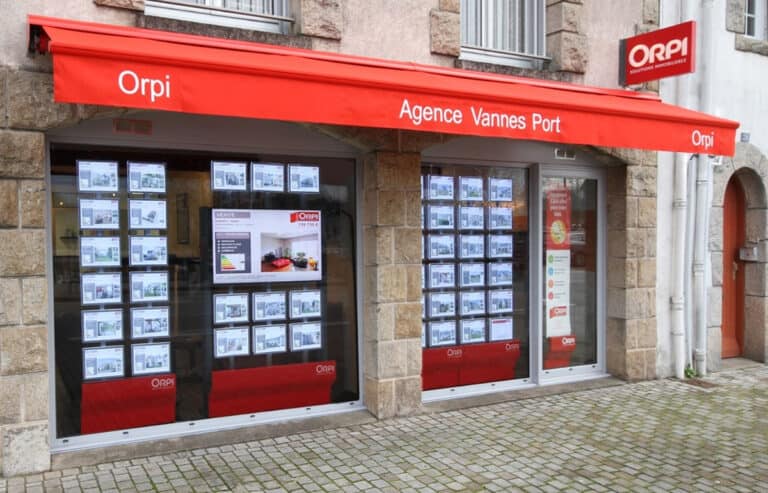 devanture d'agence immobilière avec écrans d'affichage dynamique