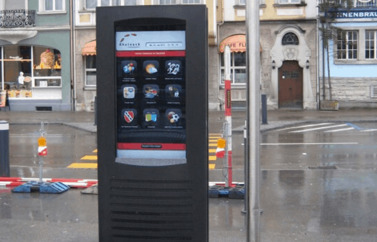 Totem tactile dans la rue